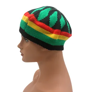 Detail der Rasta-Strickmütze mit bunten Streifen und Rautenmuster-Textur für Damen und Herren