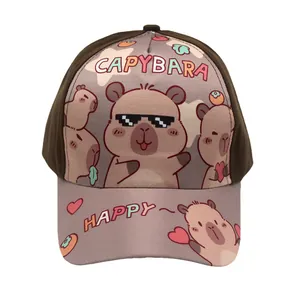 Vooraanzicht van de honkbalpet voor kinderen met capybara-print en roze klep en tekst