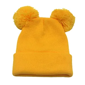 Berretto in maglia giallo brillante per adulti con due grandi pompon in ecopelliccia abbinati