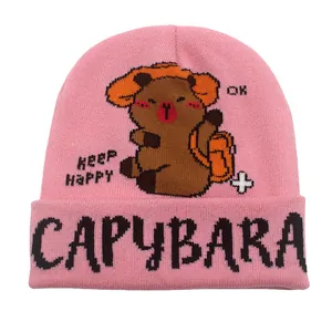 Berretto in maglia rosa con motivo jacquard Capybara e scritta Keep Happy carino