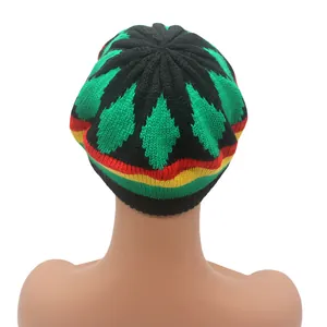 Detail der Rasta-Strickmütze mit rot-gelb-grünen Streifen auf schwarzem Acrylstoff