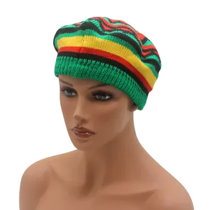 Detail einer gestreiften Strickmütze im Reggae-Stil mit roten gelben und grünen Streifen