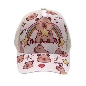 Detail van schattige capibara-print op kinderpet met regenboog- en hartpatronen