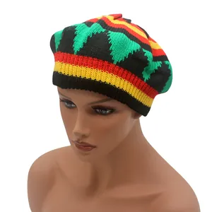 Detail der Rasta-Strickmütze mit roten, gelben und grünen Streifen auf schwarzem Grund