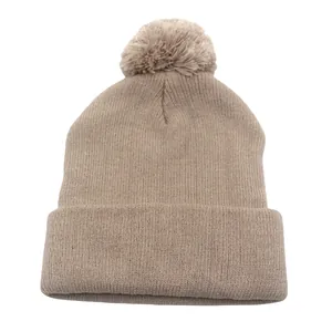 Berretto chic con pompon e maglia a coste in beige per un caldo look invernale