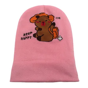 Dettaglio del berretto rosa in maglia con Capybara pixel art e scritta Keep Happy