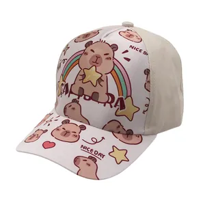 Detail van de schattige capibara-print en Nice Day tekst op de kinder honkbalpet