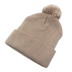 Berretto in maglia kaki con pompon soffice e ampio risvolto in acrilico morbido