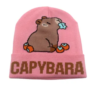 Berretto in maglia jacquard rosa con simpatico motivo Capybara e scritte sul bordo