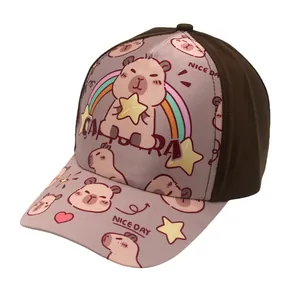 Detail van capybara-print en regenboogpatronen op de honkbalpet voor kinderen
