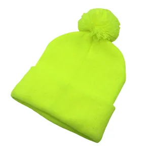 Trama dettagliata di un berretto in maglia verde neon con pompon abbinato sulla cima