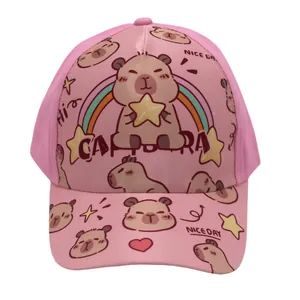 Detail van roze honkbalpet voor kinderen met schattige Capibara-prints en kleine sterren