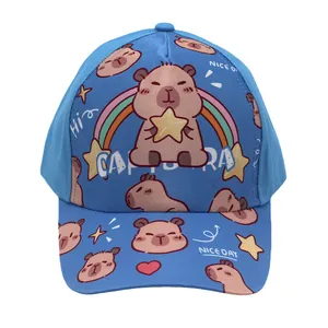 Detailopname van blauwe honkbalpet voor kinderen met schattige capibara en regenboogprint