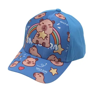 Detail van blauwe kinderpet met schattige cartoon capibara-prints en regenboogpatronen