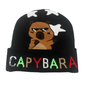Dettaglio del berretto in maglia nera Capybara con motivo a cartoni e scritta in jacquard