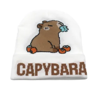 Berretto in maglia bianco con motivo Capybara e scritte CAPYBARA ricamate sopra