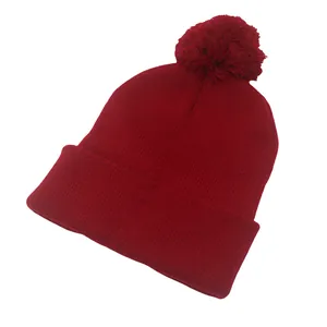 Berretto in maglia acrilica rosso scuro con pompon morbido e risvolto classico
