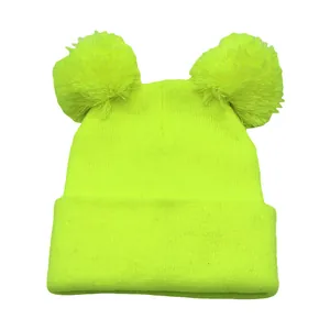 Dettaglio del berretto in maglia verde neon con doppi pompon e risvolto a costine