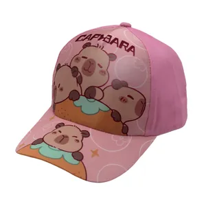 Detail van roze kinderpet met schattige capybara-prints en tekstuele vormgeving