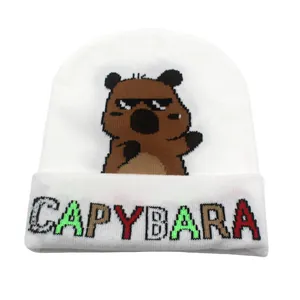 Dettaglio berretto bianco in maglia con ricamo capybara e scritte colorate