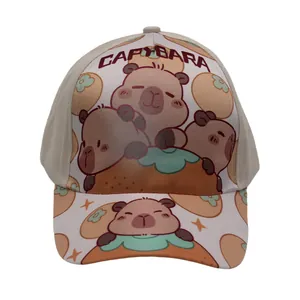 Detail van de schattige capibara-print en stiksels op de honkbalpet voor kinderen