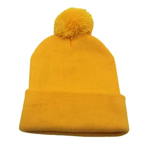 Berretto in maglia acrilica giallo brillante con pompon coordinato e bordo risvoltato