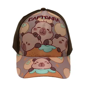 Gedetailleerd vooraanzicht van kinderpet met schattige capibara-print en bruine klep