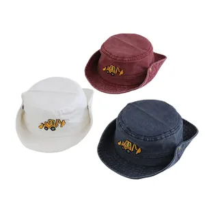 Trois bobs pour enfants en coton lavé blanc, bordeaux, gris avec broderie de pelleteuse