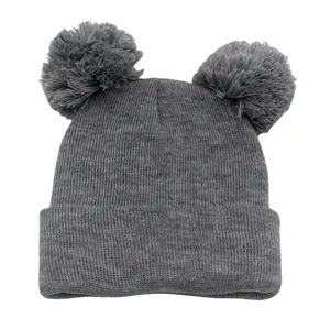 Berretto in maglia grigio scuro con due pompon in pelliccia e risvolto spesso per adulti