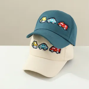 Casquette de baseball enfant avec broderie de voitures en bleu sarcelle et beige en toile de coton