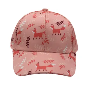 Détail d'une casquette de baseball rose pour enfants avec motifs de renard et fleurs