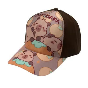 Detail van de cartoon Capybara-print en paarse patronen op deze honkbalpet voor kids