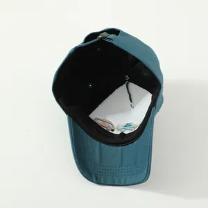 Détail de la casquette enfant bleu canard avec doublure et boucle en métal réglable