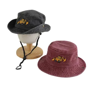 Détail du chapeau bob enfant avec broderie pelleteuse et mentonnière réglable