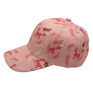 Détail d'une casquette rose en coton pour enfant avec motif de renard et feuilles