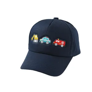 Casquette enfant bleu marine avec broderie détaillée de trois petits véhicules