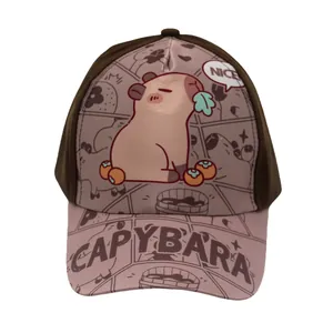 Detail van de Capybara cartoonprint op de roze en bruine honkbalpet voor kinderen