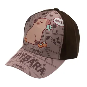 Detail van roze en bruine Capybara pet met cartoonprint en de tekst NICE erop