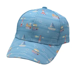 Détails des motifs nautiques de dessins animés sur la casquette bleue pour enfants