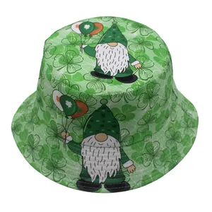 Nahaufnahme der Kleeblatt-Fischerhut zum St. Patrick's Day mit Cartoon-Gnomen-Design