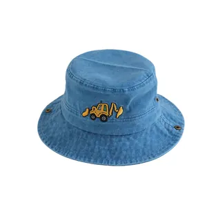 Bob enfant en denim bleu clair avec broderie pelleteuse jaune et œillets métalliques