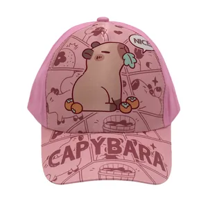 Detail van roze honkbalpet voor kinderen met cartoon capibara print en Nice-letters