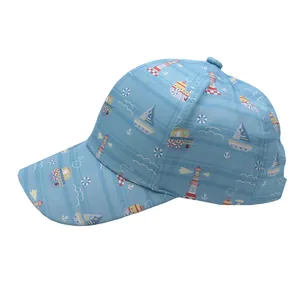 Détail de casquette enfant bleu clair avec motifs nautiques de bateaux et de phares