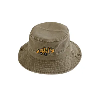Détail de la broderie pelleteuse et de l'œillet sur le chapeau bob enfant en coton