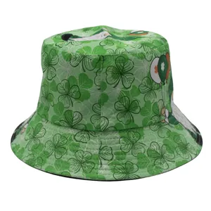 Detail des St. Patrick's Day Fischerhuts mit Kleeblatt-Prints und Glücks-Gnom-Illustration