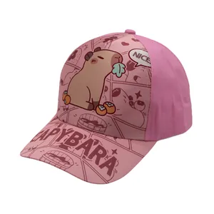 Detailweergave van de roze capybara cartoonprint op de kinderhonkbalpet met borduursel