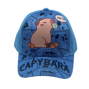 Detailweergave van de blauwe kinderpet met een schattige cartoon capybara print
