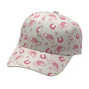 Détail de casquette enfant avec motifs western incluant chapeaux et fers à cheval