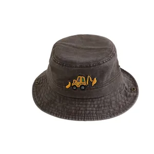 Détail de la broderie pelleteuse sur un chapeau bob pour enfant en coton délavé gris