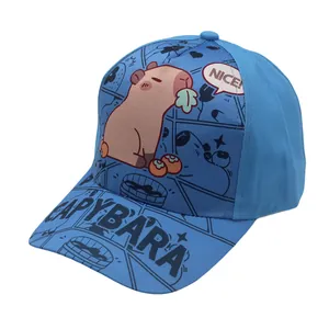 Detail van blauwe kinderpet met capybara-print en de tekst NICE op de voorkant